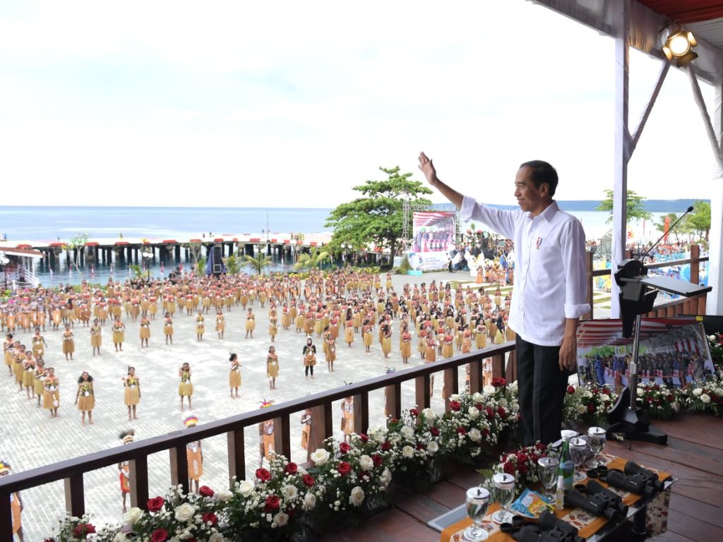 President Jokowi hield donderdag (23/11/2023) een toespraak op de piek van het Cenderawasih Bay Sail Event 2023, in het Semau Beach Area, Biak Numfor Regency, Papoea. (Foto: BPMI Setpres/Kris)